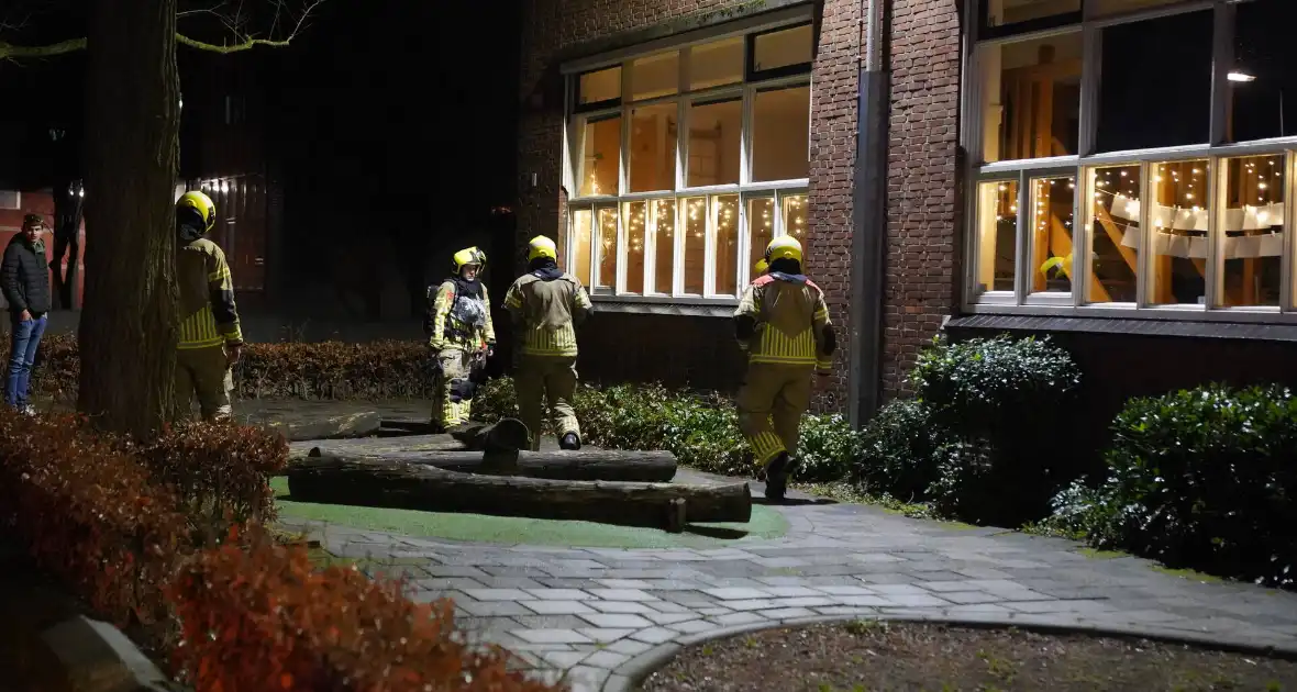 Brandweer onderzoekt school op brand - Foto 2