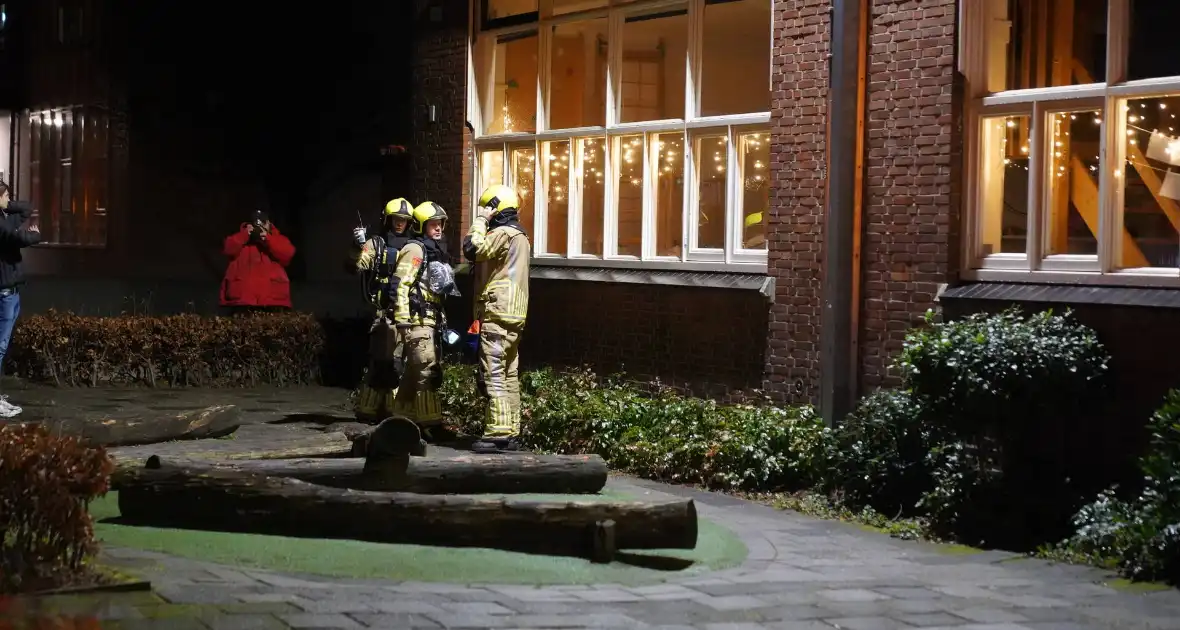 Brandweer onderzoekt school op brand - Foto 3