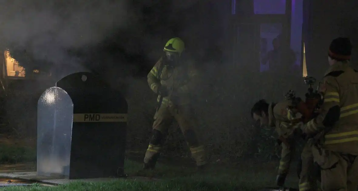 Ondergrondse container in brand gestoken