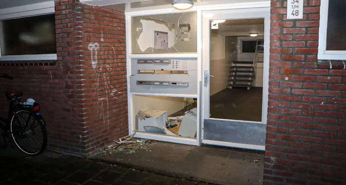 Portiek vernield door zwaar vuurwerk - Foto 1