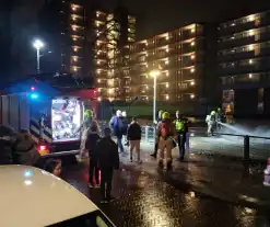 Rookontwikkeling bij felle brand op schoolplein