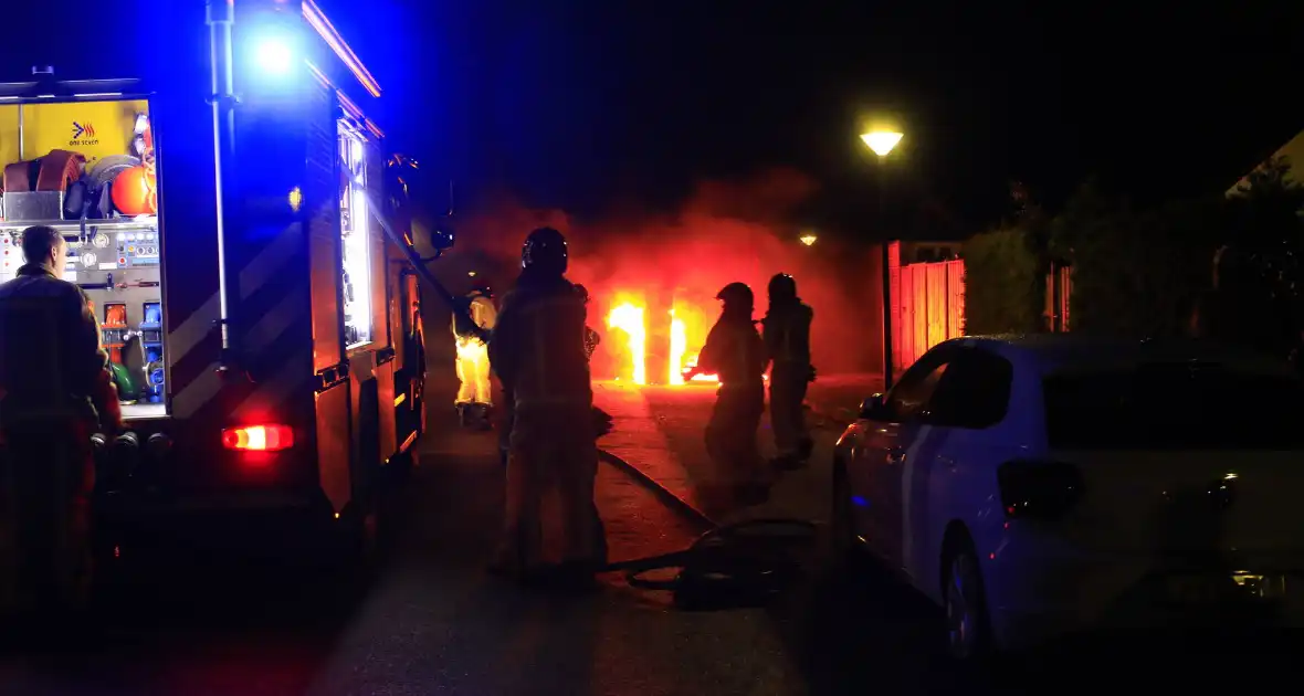 Koelkast in brand gestoken tegen zeecontainer aan