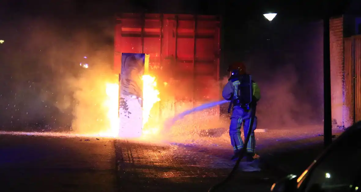 Koelkast in brand gestoken tegen zeecontainer aan - Foto 4