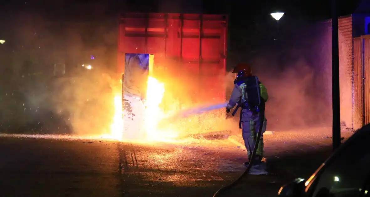 Koelkast in brand gestoken tegen zeecontainer aan - Foto 5