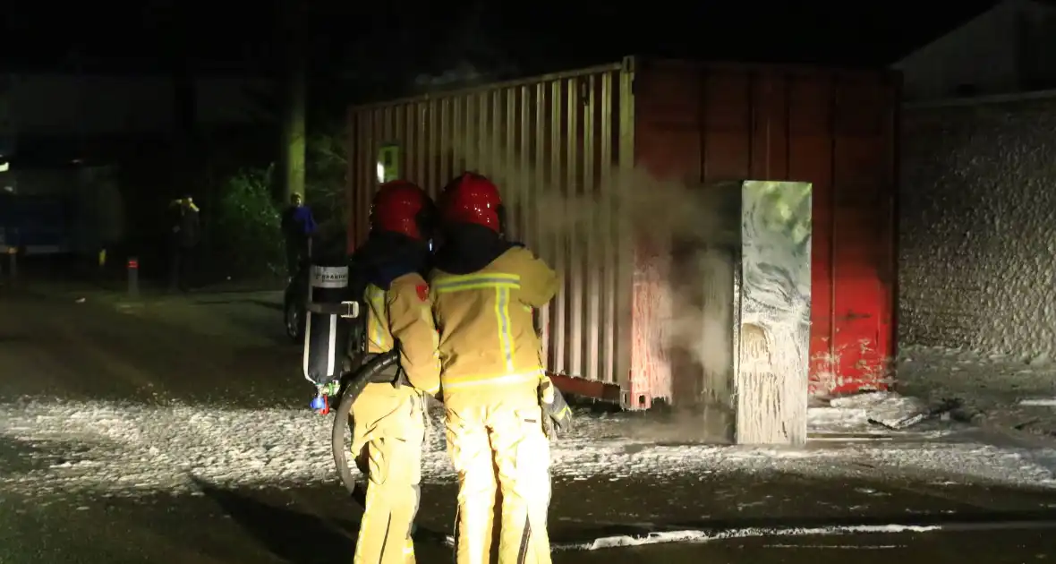 Koelkast in brand gestoken tegen zeecontainer aan - Foto 7