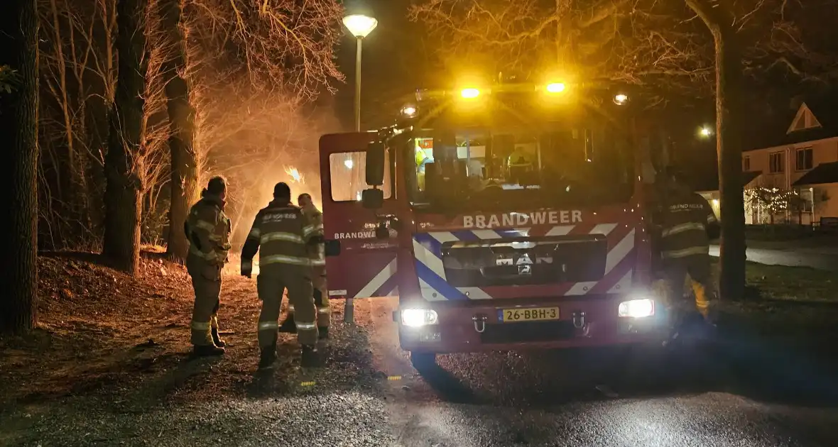 Brandweer blust stapel brandend hout - Foto 2