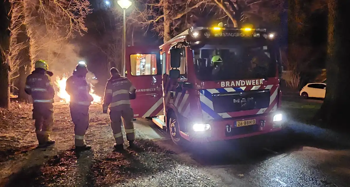 Brandweer blust stapel brandend hout - Foto 3