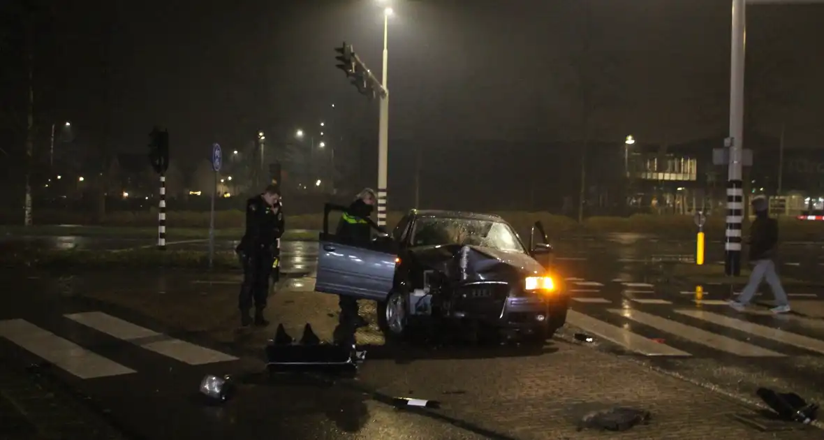 Automobilist klapt boven op paal