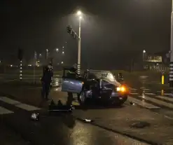 Automobilist klapt boven op paal