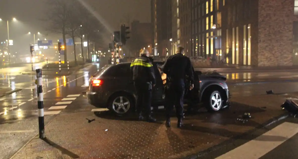 Automobilist klapt boven op paal - Foto 1