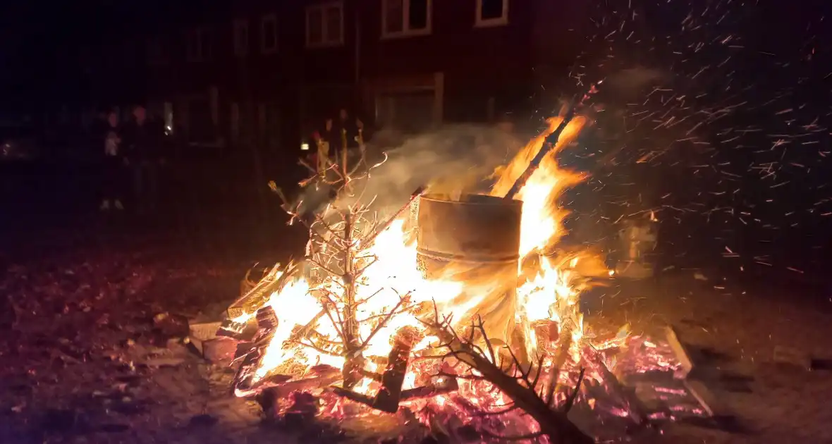 Brandweer blust flink vreugde vuur - Foto 3