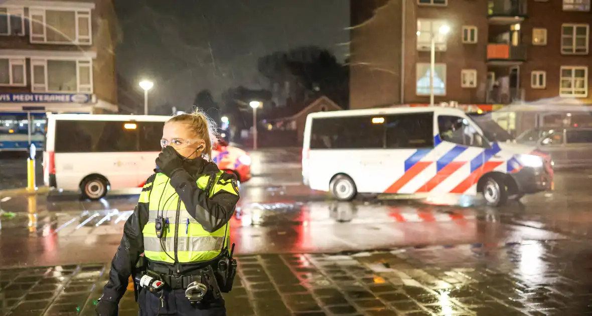 Vuurwerk naar mobiele eenheid gegooid