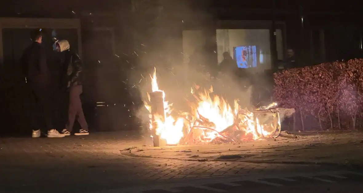 Straatmeubilair en heg vatten vlam