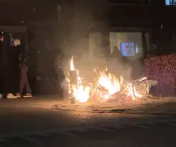 Straatmeubilair en heg vatten vlam