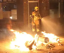 Afval op straat in brand gestoken