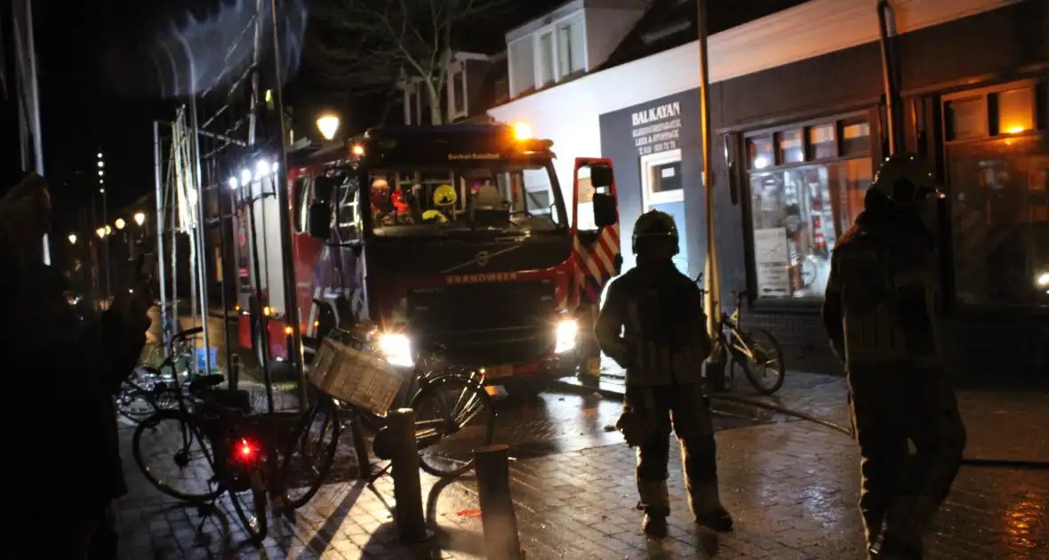 Afval op straat in brand gestoken - Foto 5