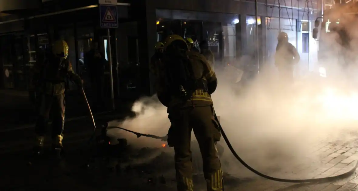 Afval op straat in brand gestoken - Foto 6