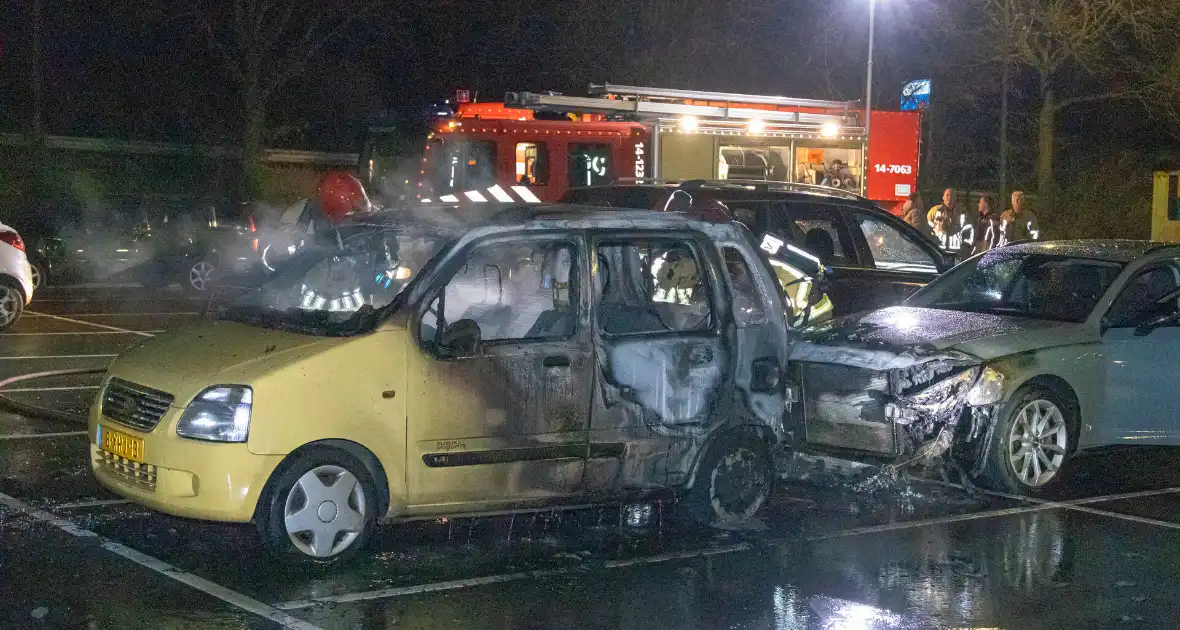Drie auto's grotendeels uitgebrand - Foto 2