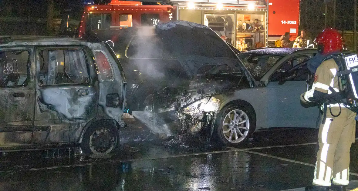 Drie auto's grotendeels uitgebrand - Foto 3