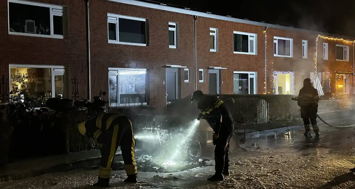 Geparkeerde voertuig volledig uitgebrand - Foto 1