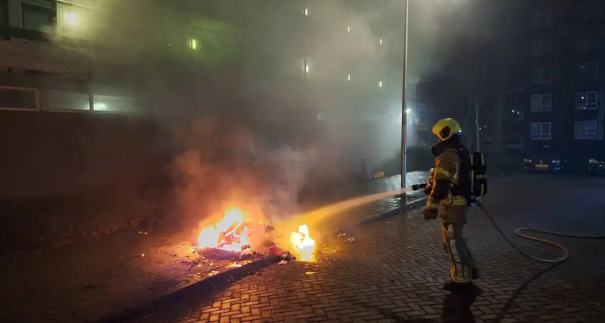 Brandende vuurwerkresten geblust