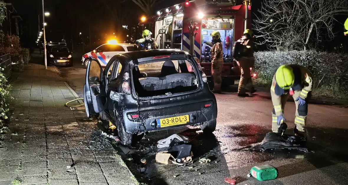 Geparkeerde auto grotendeels uitgebrand