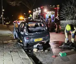 Geparkeerde auto grotendeels uitgebrand