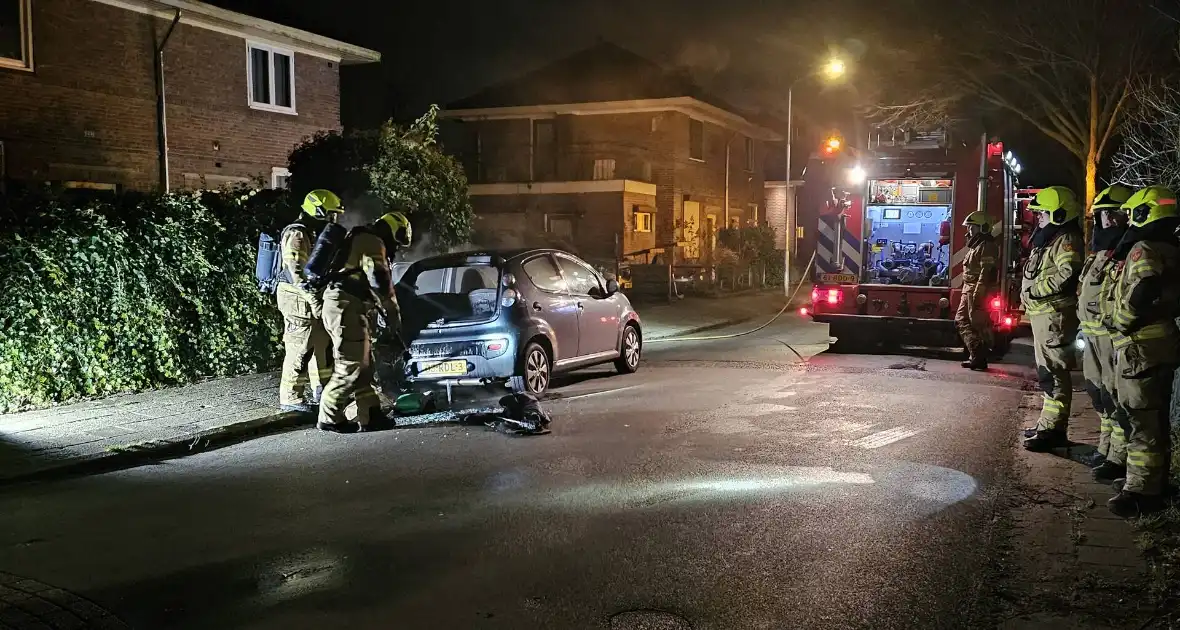 Geparkeerde auto grotendeels uitgebrand - Foto 1