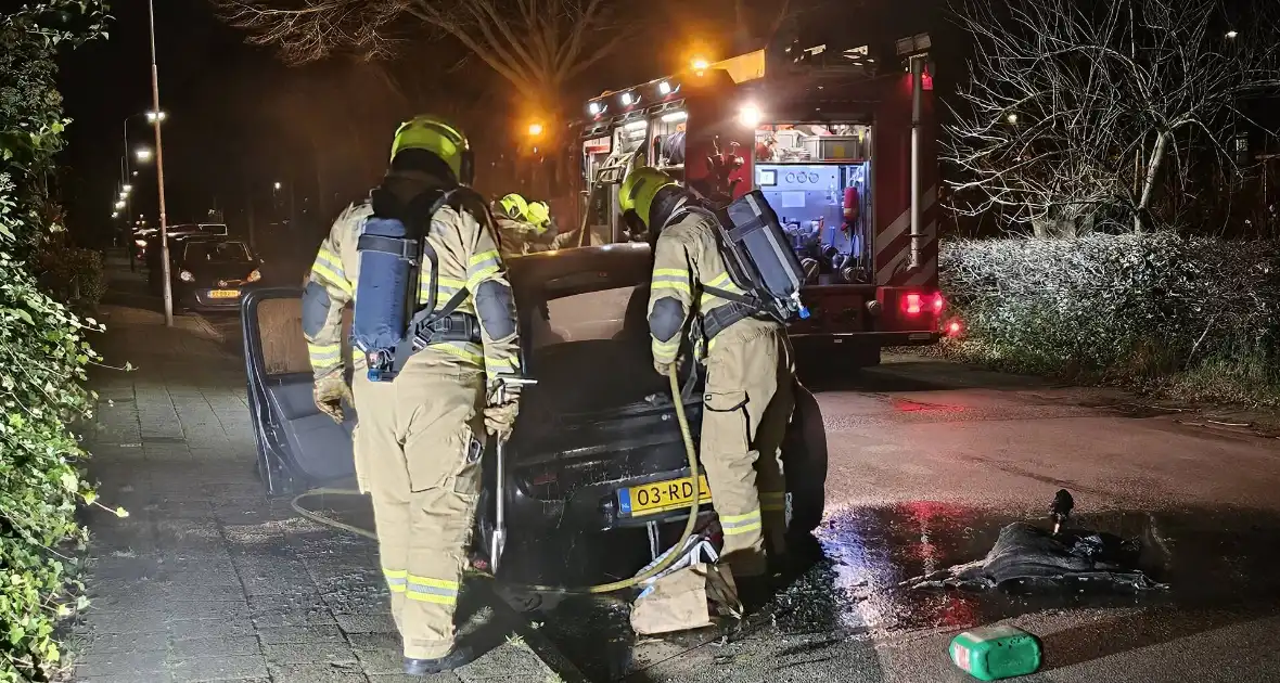 Geparkeerde auto grotendeels uitgebrand - Foto 3