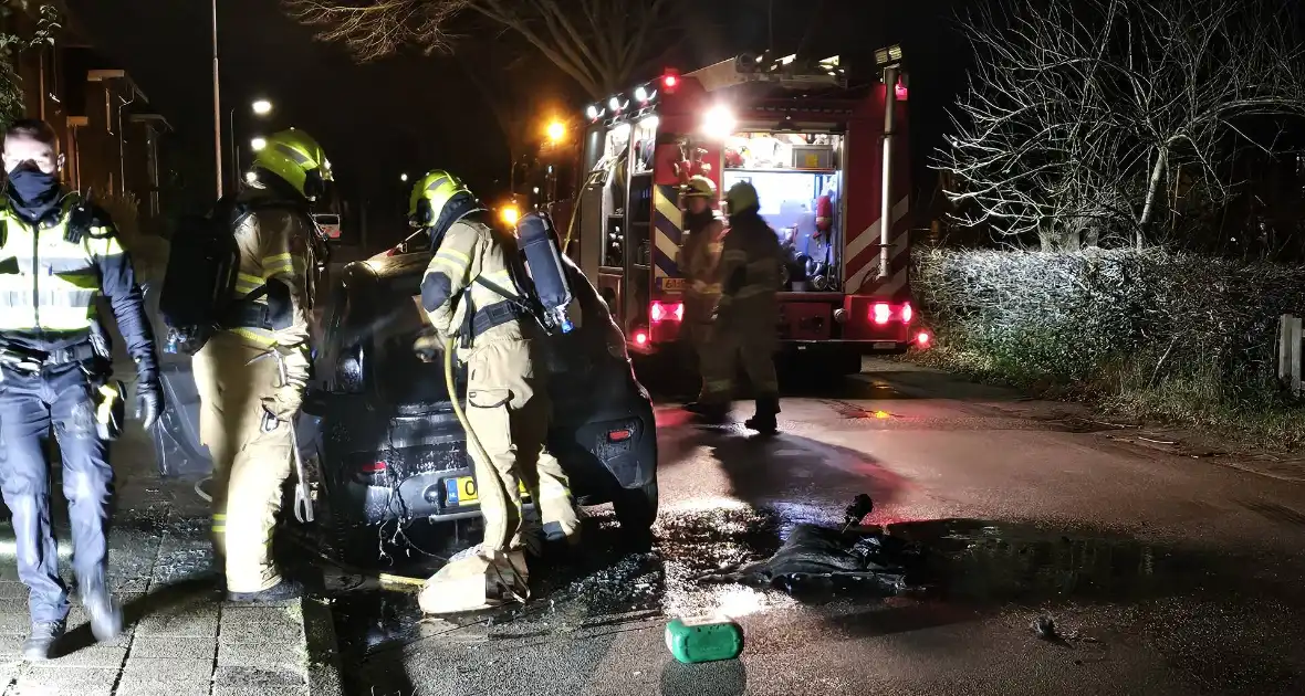 Geparkeerde auto grotendeels uitgebrand - Foto 4