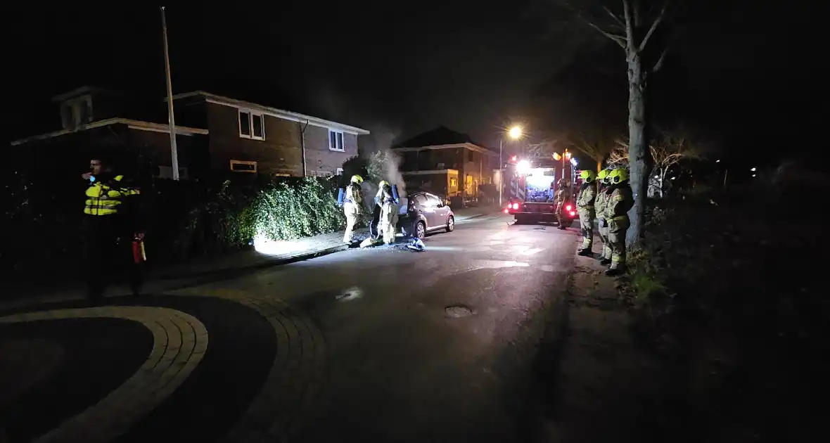 Geparkeerde auto grotendeels uitgebrand - Foto 5