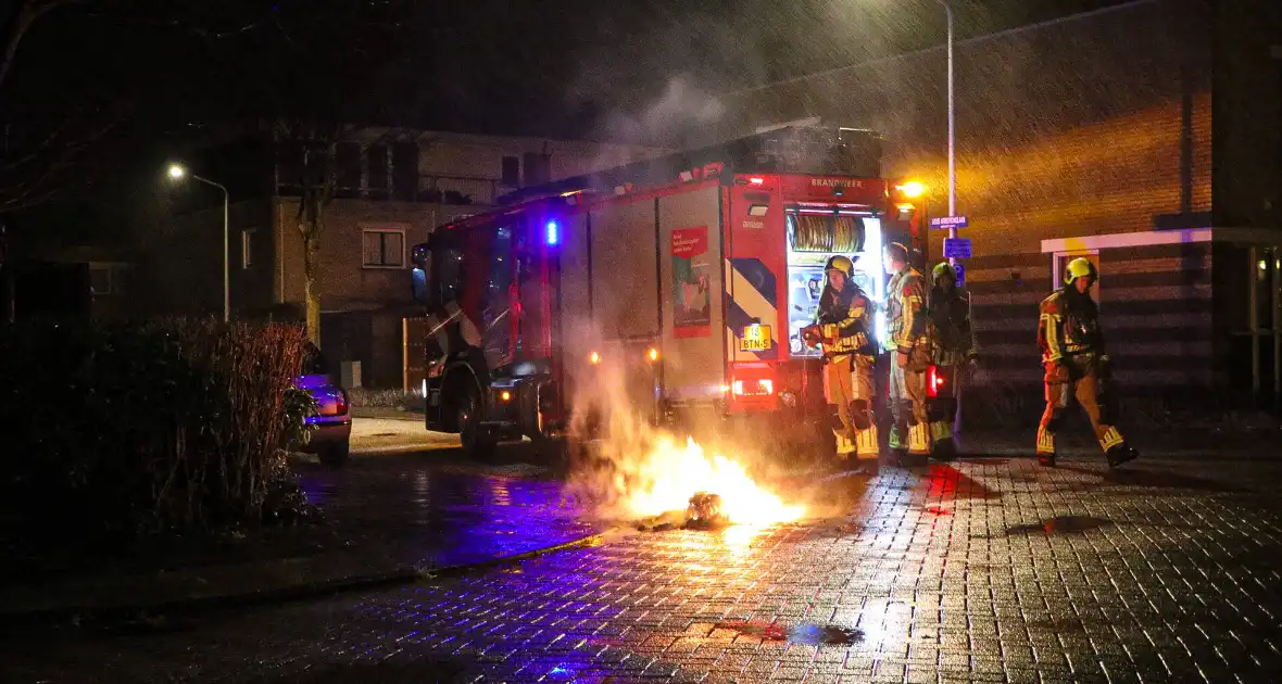 Brandweer blust brandende vuurwerkresten