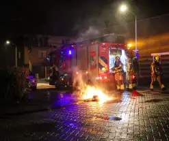 Brandweer blust brandende vuurwerkresten