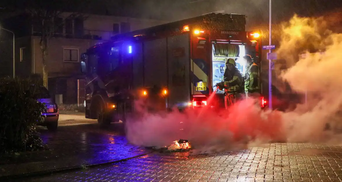 Brandweer blust brandende vuurwerkresten - Foto 1