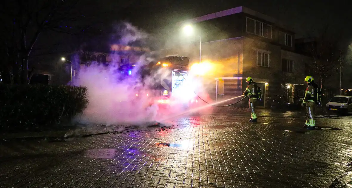 Brandweer blust brandende vuurwerkresten - Foto 2