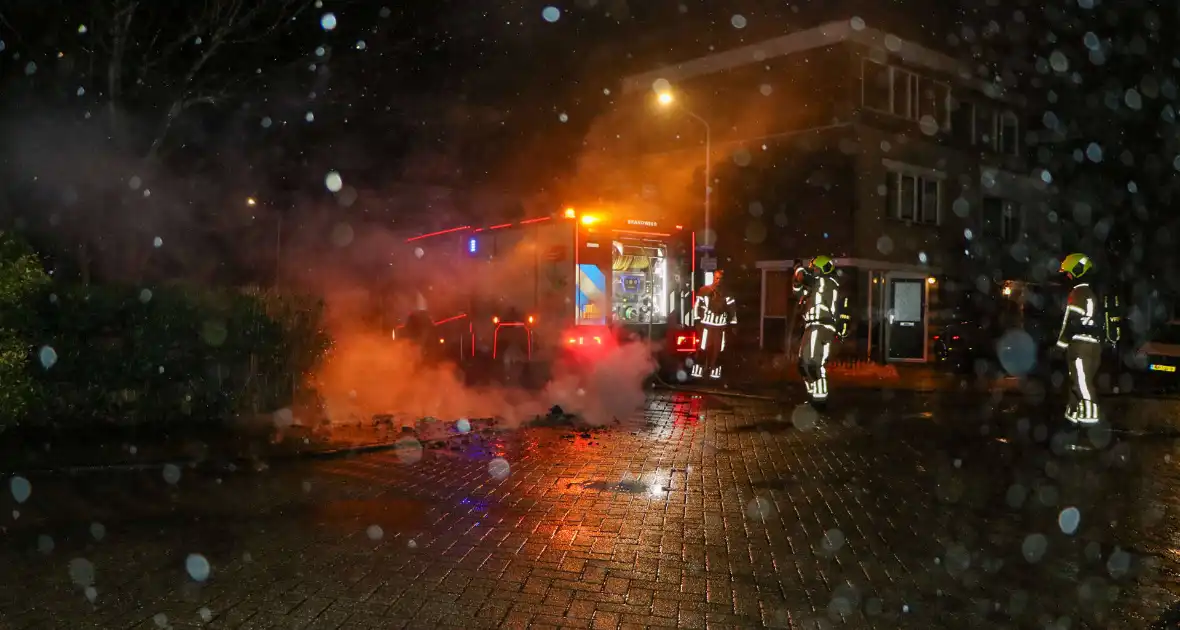 Brandweer blust brandende vuurwerkresten - Foto 3