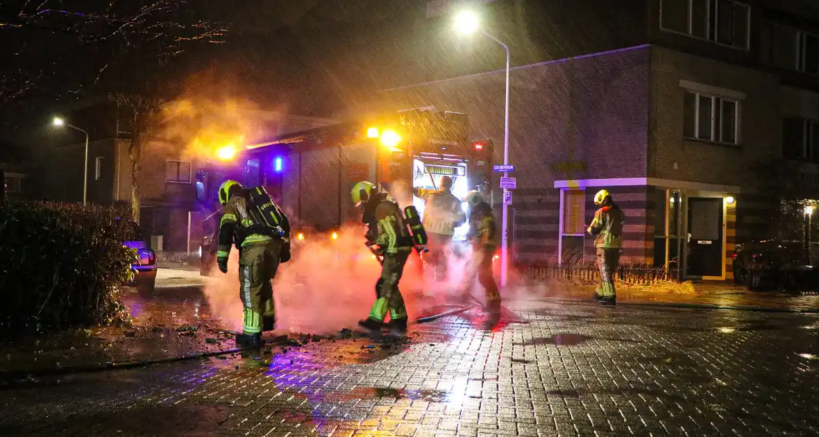 Brandweer blust brandende vuurwerkresten - Foto 4