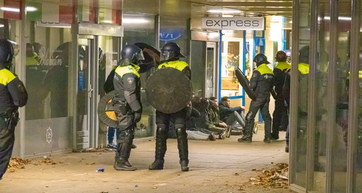 Mobiele Eenheid ingezet na ongeregeldheden - Foto 2