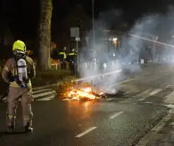 Kerstboom midden op straat in brand