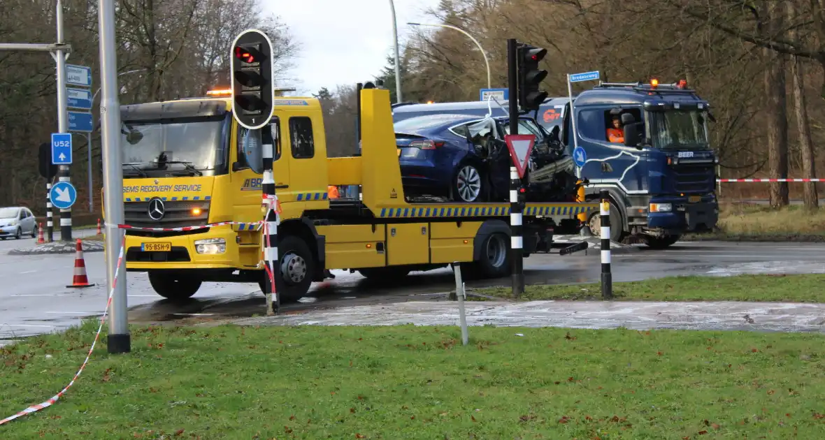 Weg afgesloten na ernstige aanrijding vanwege onderzoek - Foto 3