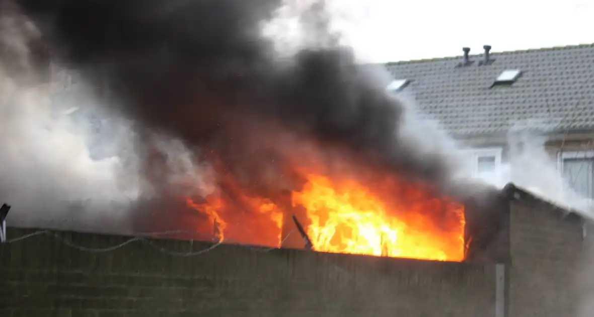 Uitslaande brand in schuur snel geblust - Foto 2