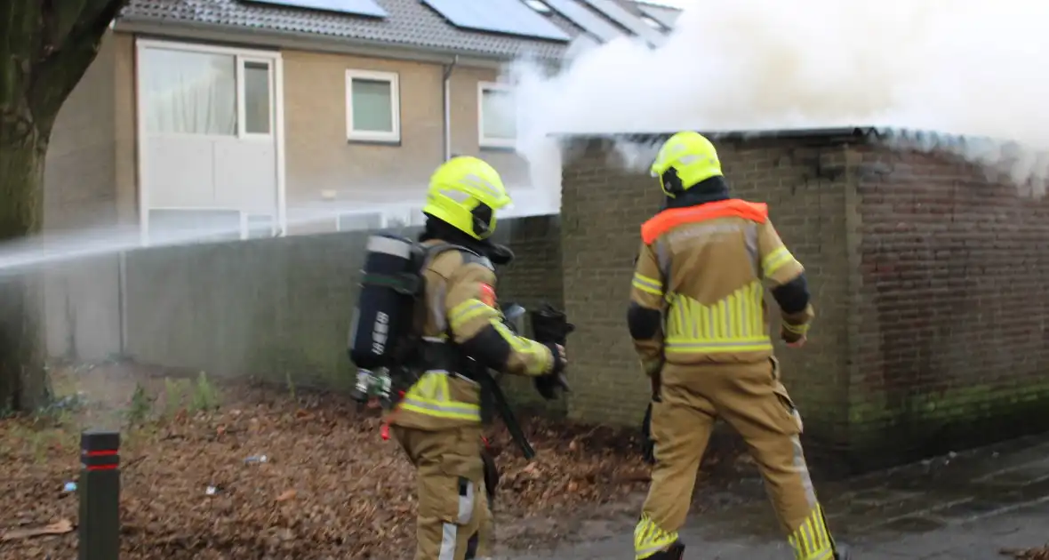 Uitslaande brand in schuur snel geblust - Foto 4