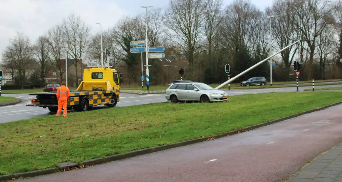 Bestuurder verliest macht over stuur en klapt op lantaarnpaal