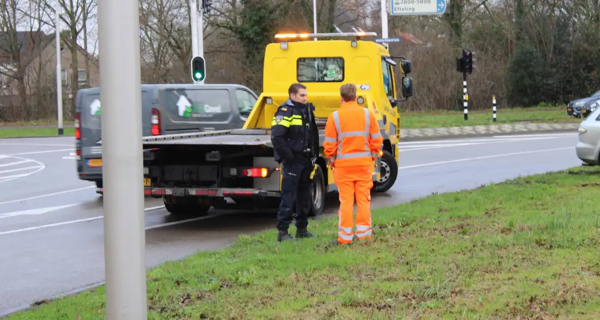 Bestuurder verliest macht over stuur en klapt op lantaarnpaal - Foto 1