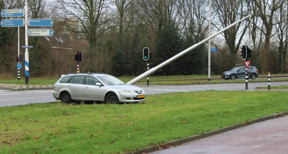 Bestuurder verliest macht over stuur en klapt op lantaarnpaal - Foto 2