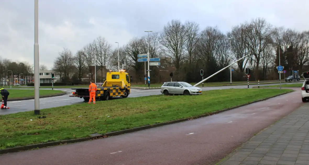 Bestuurder verliest macht over stuur en klapt op lantaarnpaal - Foto 3