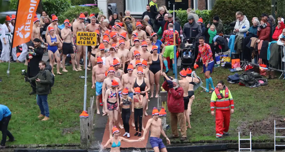 Grote belangstelling voor nieuwjaarsduik - Foto 1