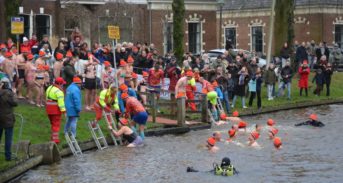 Grote belangstelling voor nieuwjaarsduik - Foto 10