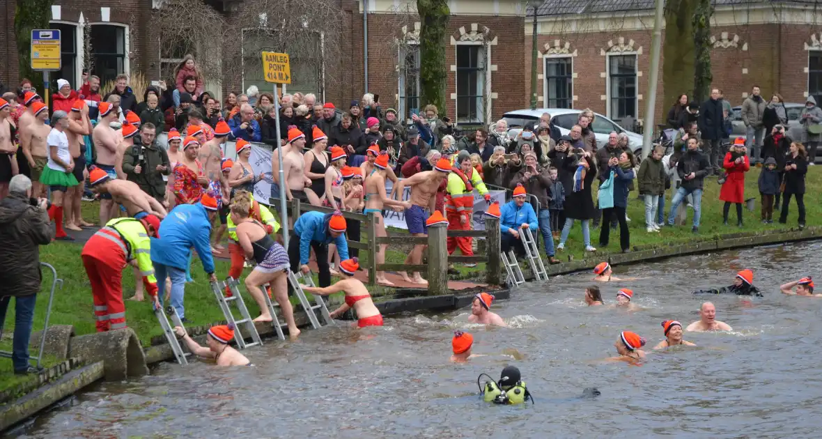 Grote belangstelling voor nieuwjaarsduik - Foto 11