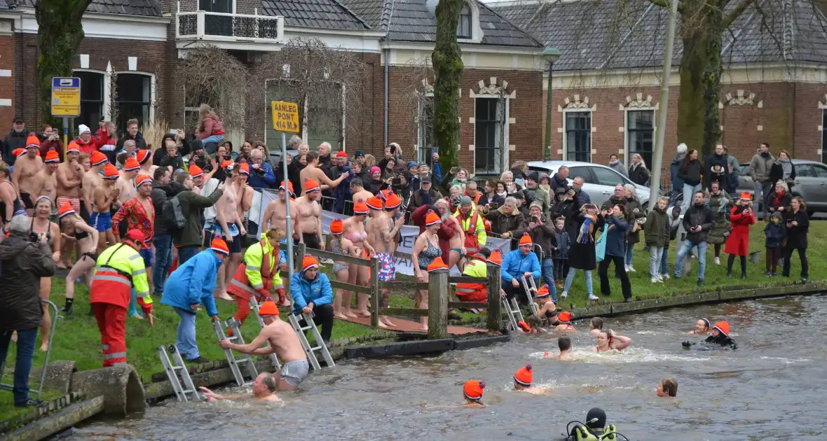 Grote belangstelling voor nieuwjaarsduik - Foto 12